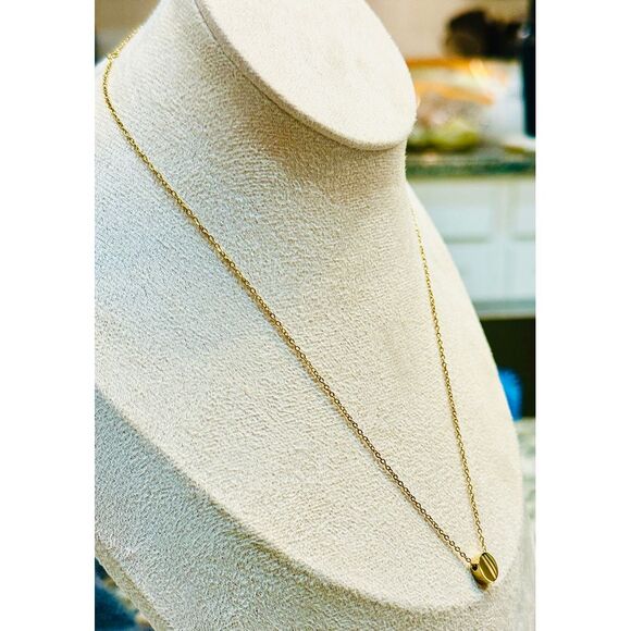 Minimalist Gold Pendant Necklace – Elegant Stainless Steel Design - Picture 7 of 8